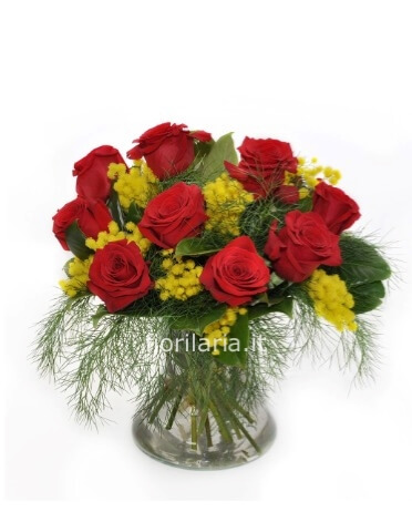 Mazzo rose rosse e mimosa
