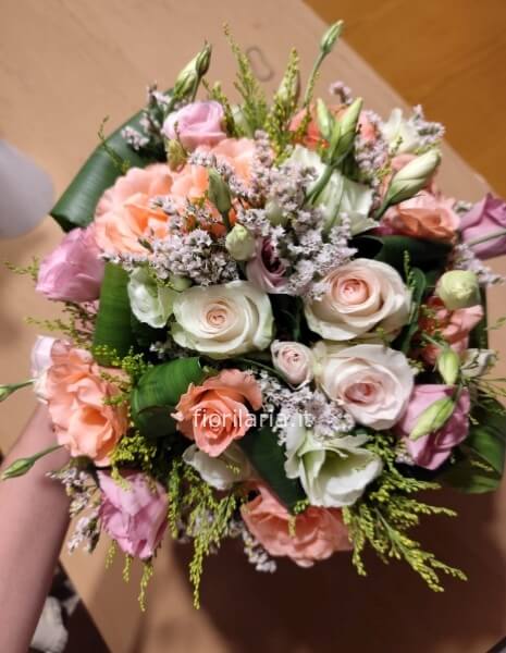 Bouquet di rose e lisianthus
