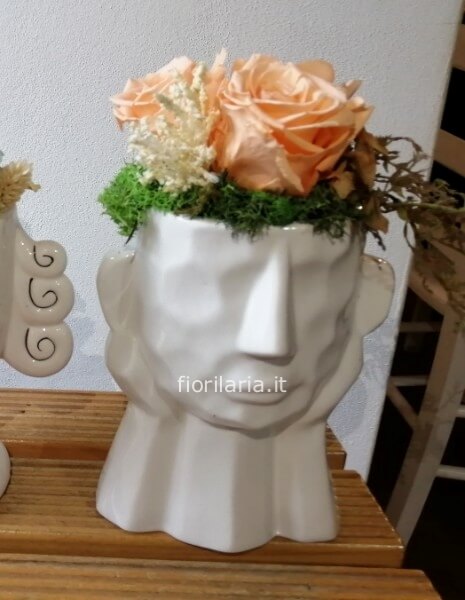 Vaso in ceramica con rose stabilizzate